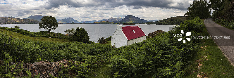 横跨托里登湖上方的红屋顶小屋图片素材