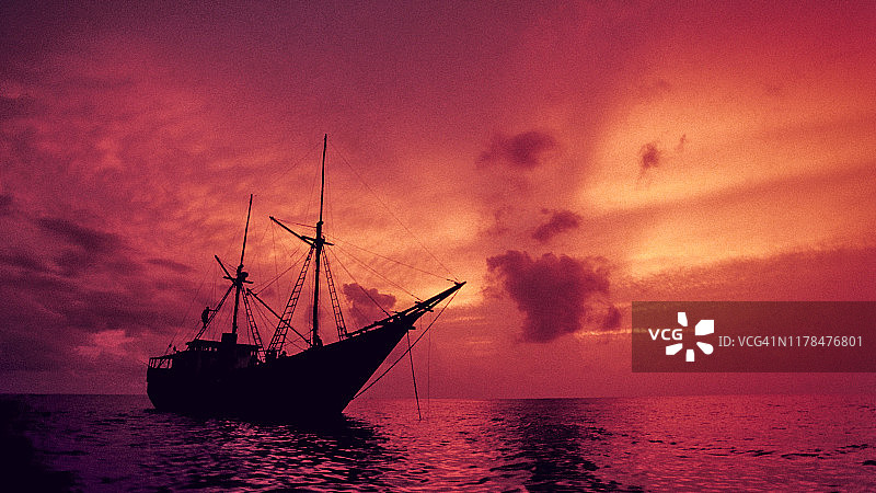 印度尼西亚明打威群岛的日落图片素材