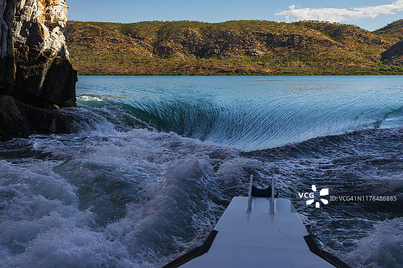 水平瀑布狭窄处的潮涌图片素材