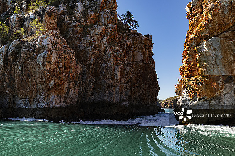 水平瀑布狭窄处的潮涌图片素材