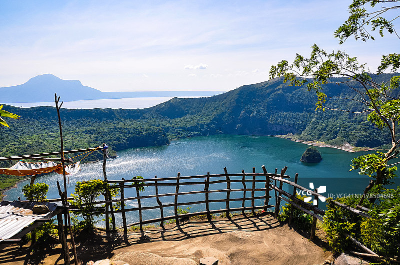 塔尔火山观景台与火山口湖景观，塔尔火山位于菲律宾塔盖泰图片素材