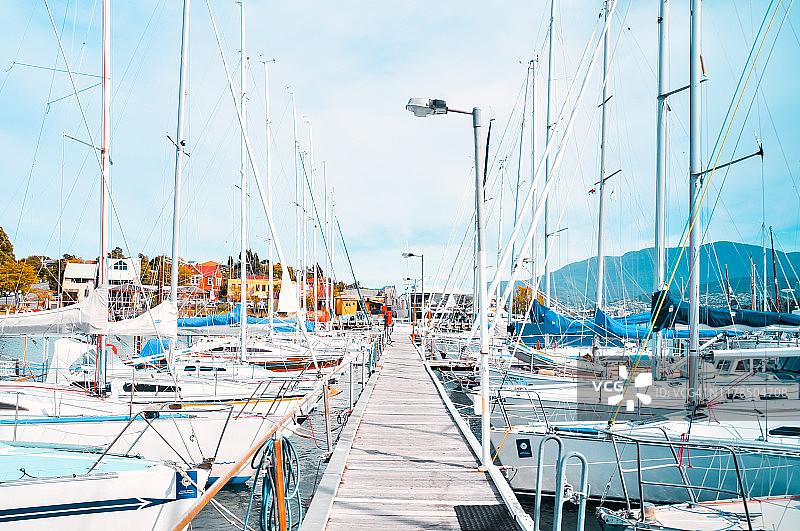 中国台湾霍巴特，塔斯马尼亚 - 2012年4月2日：袋鼠湾帆船码头木板路，帆船停泊在开阔水域。图片素材