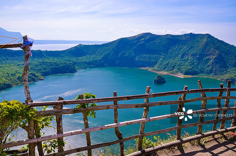 菲律宾塔加泰塔尔火山火山口湖中的火山点岛风光图片素材