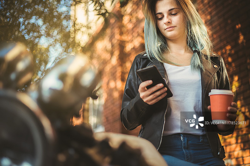 骑摩托车的女人图片素材