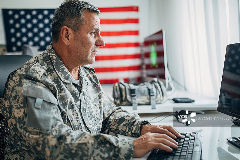 办公室里的美国士兵图片素材
