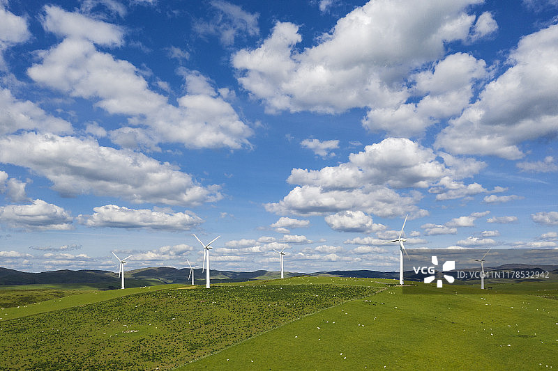 彭林科赫村庄附近的风力发电场图片素材
