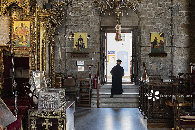 一位希腊东正教神父离开圣拉撒路教堂图片素材