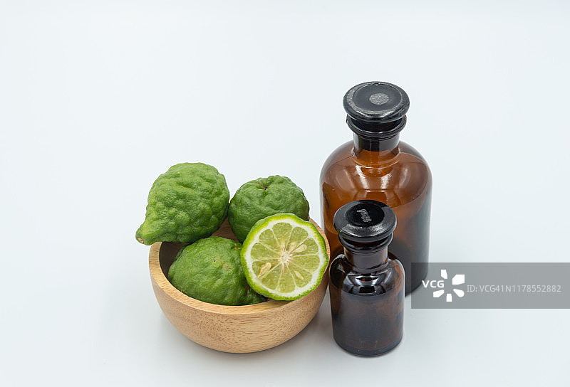 白色背景木碗中的佛手柑图片素材