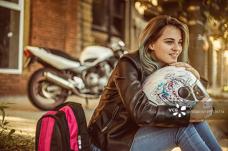 骑摩托车的女人图片素材