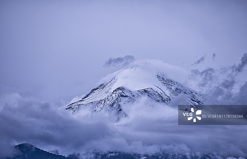 黎明时分，云层之上的休眠火山图片素材