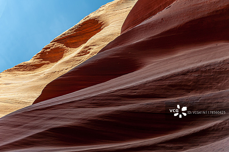 美国西部羚羊谷美丽的红色岩石图片素材