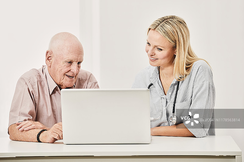 女医生与年长患者讨论诊断结果图片素材