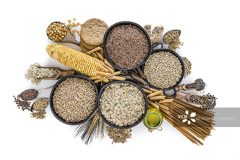 膳食纤维：白色背景下拍摄的大量全谷物食品图片素材