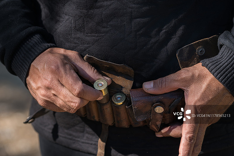手持猎枪弹药带的男人图片素材