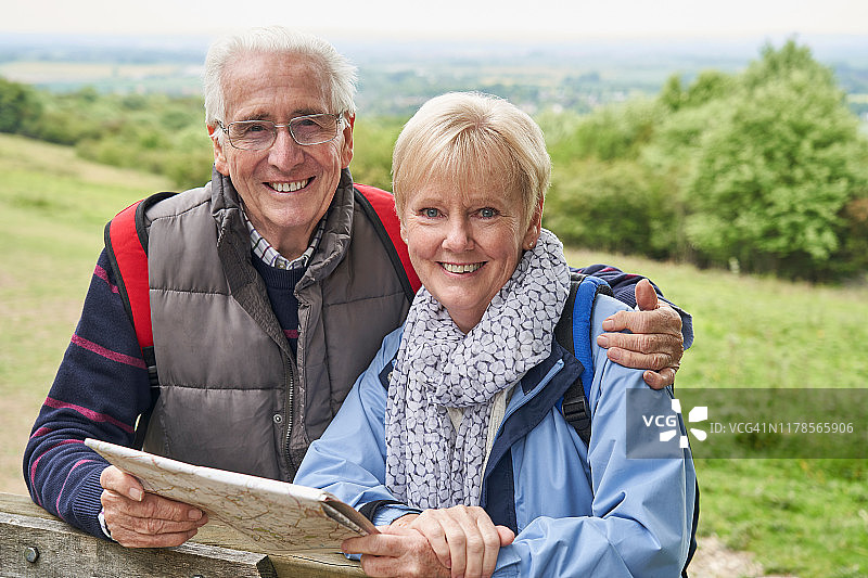 在步行假期中于大门休息的老年夫妇肖像图片素材