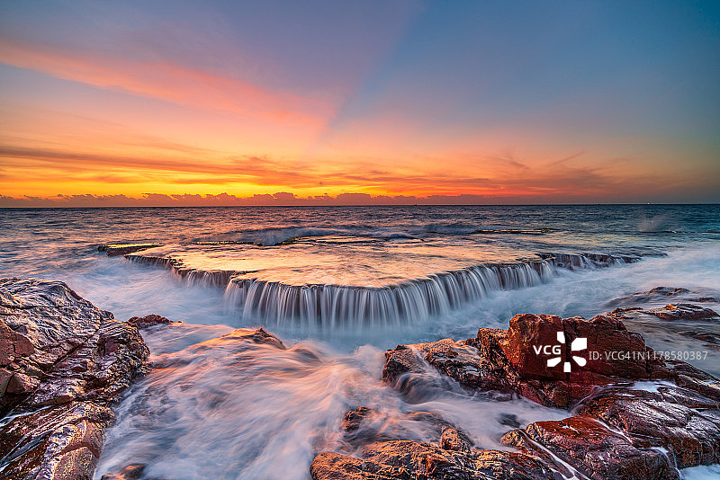 宁顺行雷海浪岩石景观图片素材