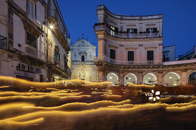 朝圣者离开圣马蒂诺大教堂，手持蜡烛，随后在普雷比席特广场祈祷图片素材