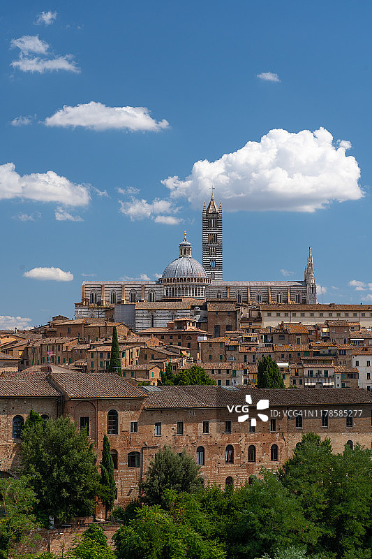 黑白风格的锡耶纳大教堂，1348年竣工，在意大利托斯卡纳的锡耶纳市红砖建筑群之上，云雾缭绕图片素材