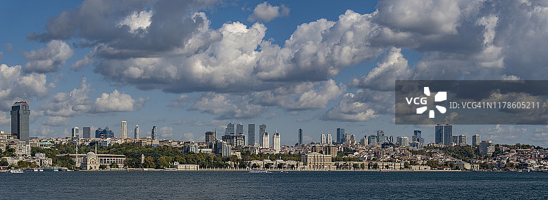 从土耳其博斯普鲁斯海峡看到的伊斯坦布尔天际线图片素材
