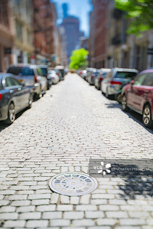 纽约SOHO区，石路旁停放的汽车图片素材