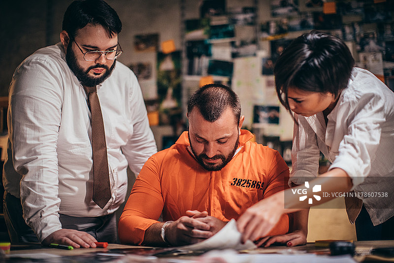 侦探和囚犯图片素材