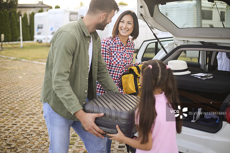 家庭打包行李图片素材