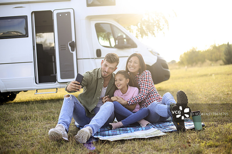 家人共享欢乐时光图片素材