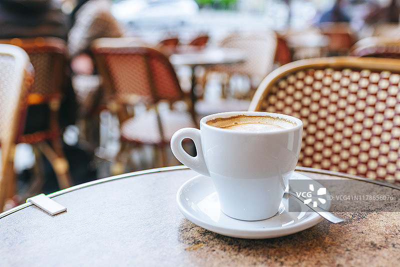 巴黎酒吧里的咖啡杯特写图片素材
