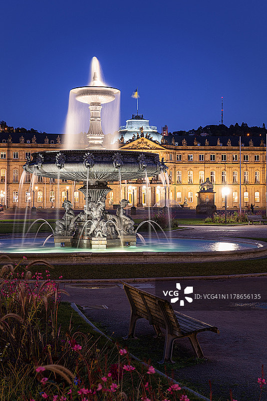 暮光下的斯图加特Schlossplatz广场喷泉图片素材