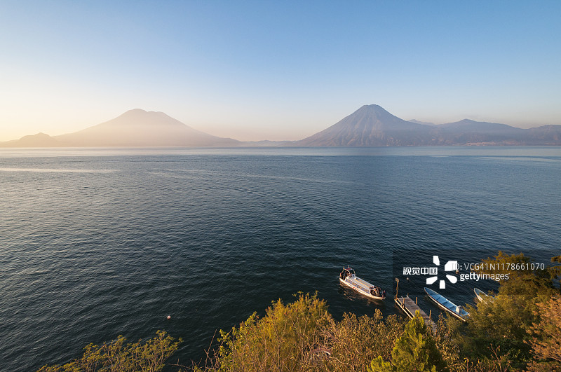 从海巴利托村看阿蒂特兰湖图片素材