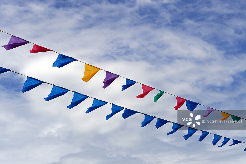 悬挂的彩色旗帜图片素材