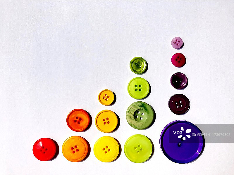 按颜色排列的纽扣图片素材