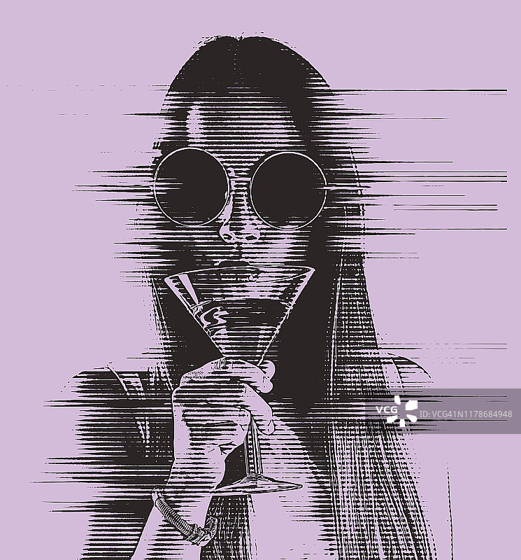年轻女子用故障艺术喝马提尼图片素材