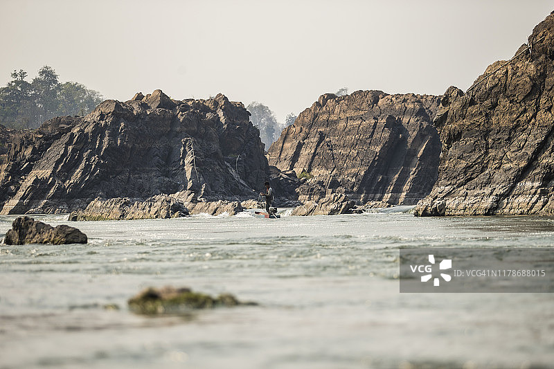 渔夫在老挝湄公河捕鱼图片素材