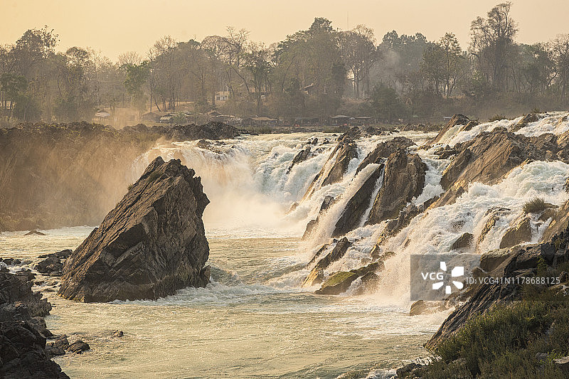 老挝占巴塞省孔县孔芳瀑布图片素材