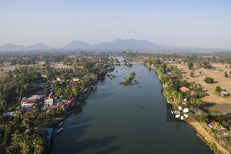 老挝占巴塞省孔县，连接东德岛和东孔岛的法国老铁路桥鸟瞰图图片素材