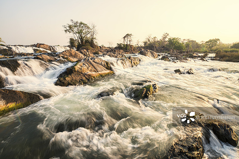 老挝占巴塞省孔县孔帕索伊瀑布图片素材