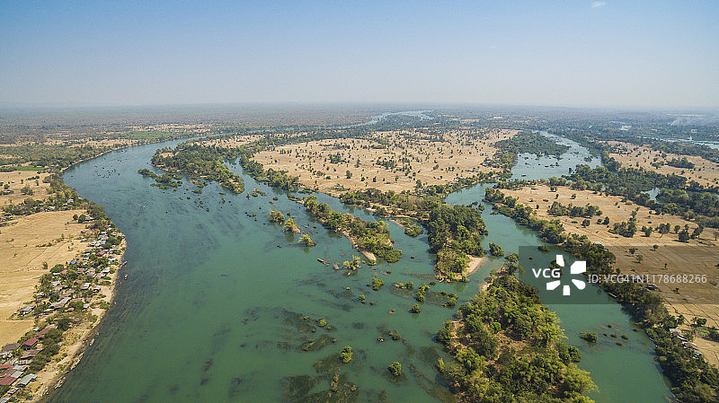 老挝占巴塞省孔县，连接东德岛和东孔岛的法国老铁路桥鸟瞰图图片素材