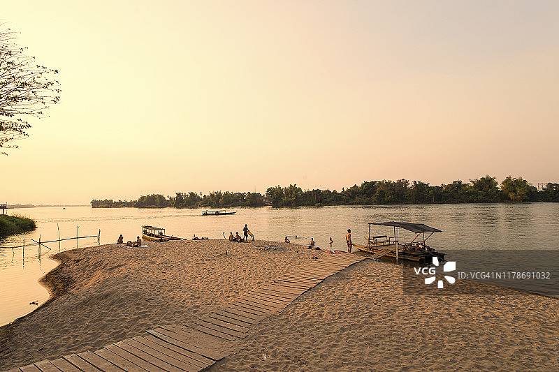 老挝占巴塞省孔县东德岛海滩图片素材