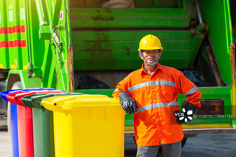 垃圾回收工人装载垃圾车和垃圾箱图片素材