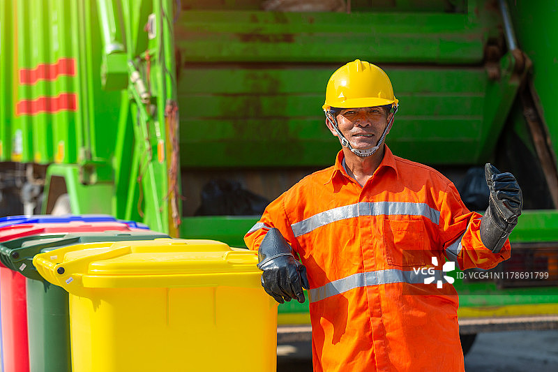 垃圾回收工人装载垃圾车和垃圾箱图片素材