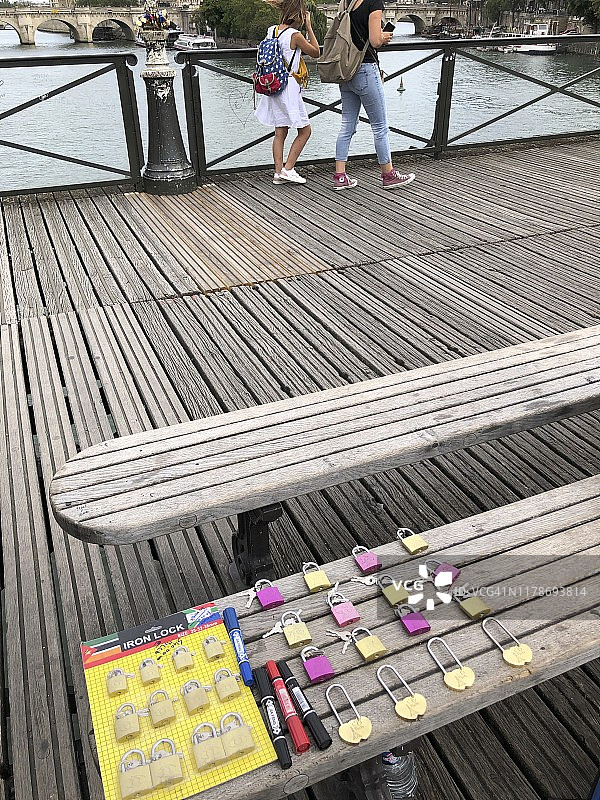 巴黎艺术桥出售的爱情锁图片素材