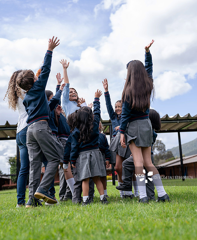 学生们在学校里欢庆图片素材