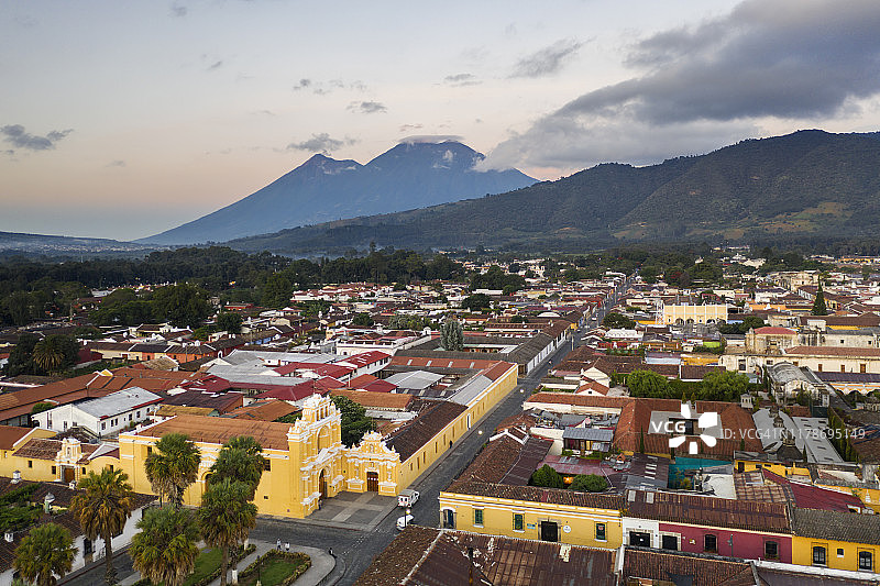 安提瓜岛清晨的航拍，背景是富埃戈火山和阿卡特南戈火山图片素材