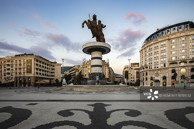 日出时分的主广场和亚历山大大帝雕像图片素材