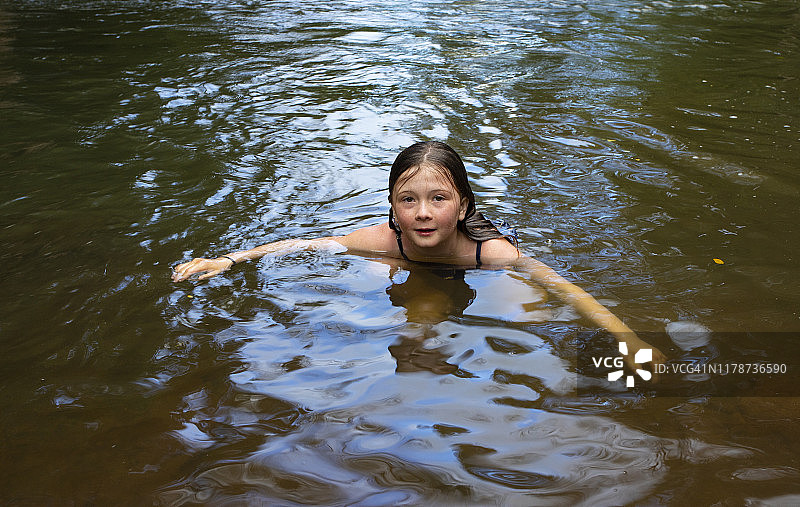 女孩在考艾岛的威陆亚河中游泳图片素材