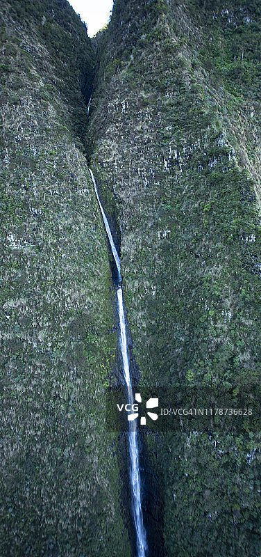 考艾岛纳帕利海岸的瀑布图片素材