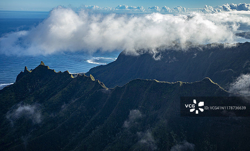 纳帕利海岸山脊上的云朵与海洋背景图片素材