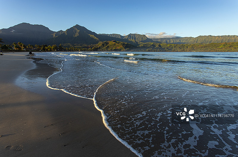 日出时分的考艾岛哈纳雷湾海滩图片素材