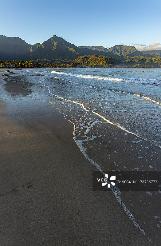 海浪轻拍考艾岛哈纳雷湾海滩图片素材